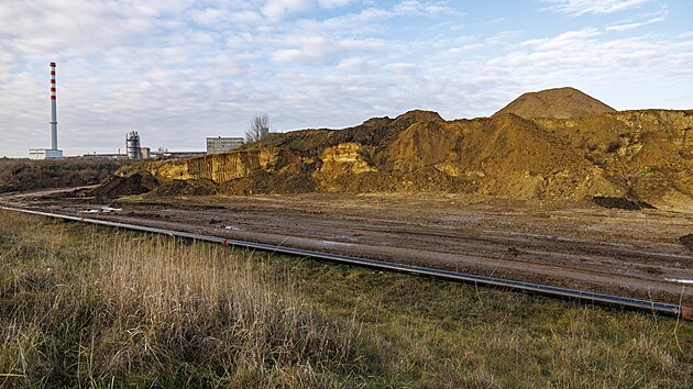 Hrušovany nad Jevišovkou na Znojemsku trápí černá skládka stavebního odpadu, která se nachází nedaleko nedávno zavřeného cukrovaru. (prosinec 2025)