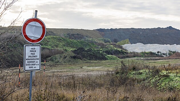 Hrušovany nad Jevišovkou na Znojemsku trápí černá skládka stavebního odpadu, která se nachází nedaleko nedávno zavřeného cukrovaru. (prosinec 2025)