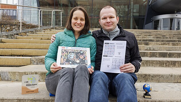 Manželé Jana a Jakub Ondrouškovi z Brna vystoupali na světové scéně ve skládání puzzle a luštění sudoku opakovaně až na stupně vítězů a získali cenné trofeje (na snímku vedle nich).