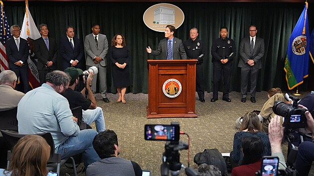 Prokuráton Nathan Hochman odpovídá na dotazy k případu vraždy režiséra Roba Reinera. (16. prosince 2025)