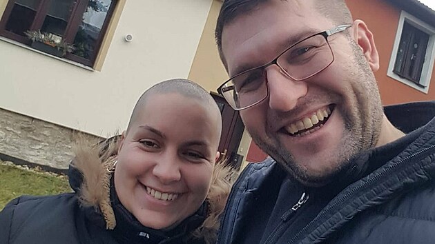 Po porodu dvojčat udeřila rakovina v plné síle. Péči o 6 dětí zvládá už jen stěží. (12. prosince 2025)