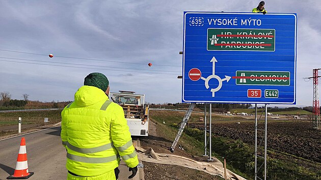 Instalace nového dopravního značení u mimoúrovňové křižovatky Džbánov