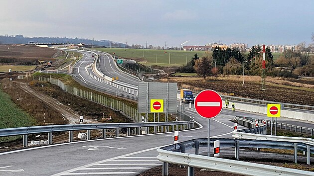 Pár dní před otevřením dálničního obchvatu Vysokého Mýta se ladí poslední detaily. (11. prosince 2025)