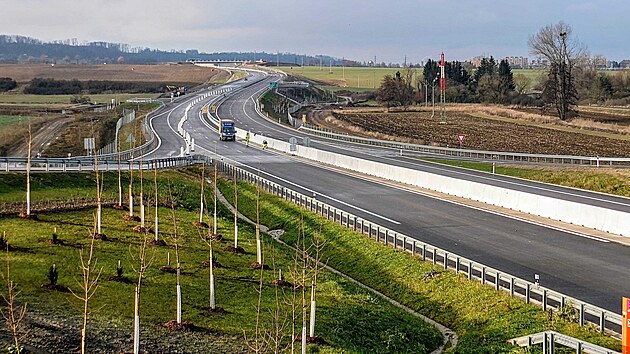 Pár dní před otevřením dálničního obchvatu Vysokého Mýta se ladí poslední detaily. (11. prosince 2025)