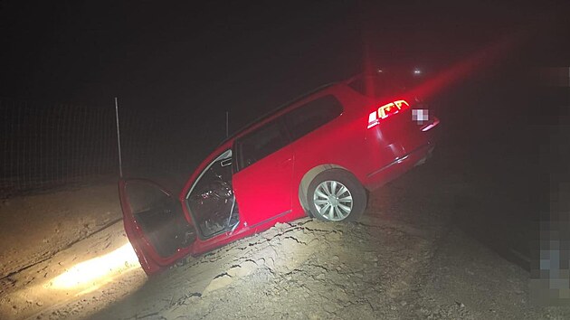 Šestašedesátiletý řidič Volkswagenu Passat se u Svitav vydal po dálnici špatným směrem. Po pár stech metrech skončil ve výkopu. (18. prosince 2025)