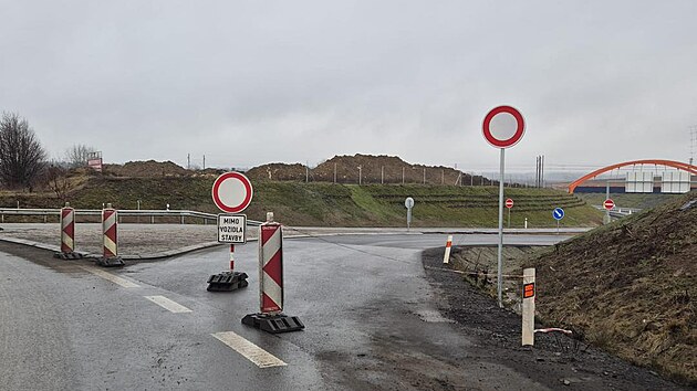 Řidič u Svitav najel na dálnici špatným směrem. Nájezdovou větví by se za pět let mělo najíždět na dálnici do Mohelnice. Silničáři po nehodě doprostřed umístil raději ještě jednu zákazovou značku. (19. prosince 2025)