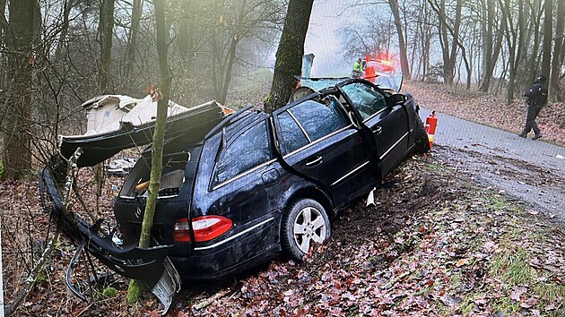 Dvaadvacetiletý řidič havaroval nedaleko Milevska s mercedesem do stromu....