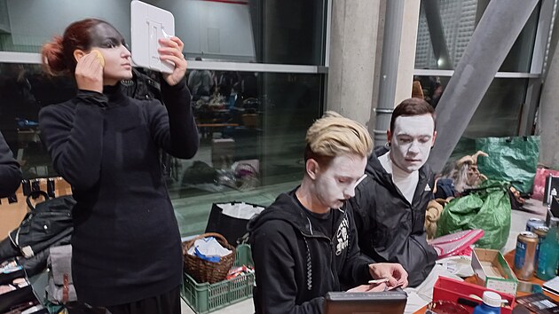 Přípravy na čertovské řádění. Na budějovickém výstavišti se konal největší sraz krampusáků v Česku. (13. prosince 2025)