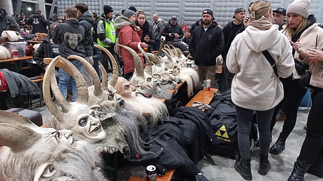 Přípravy na čertovské řádění. Na budějovickém výstavišti se konal největší sraz krampusáků v Česku. (13. prosince 2025)