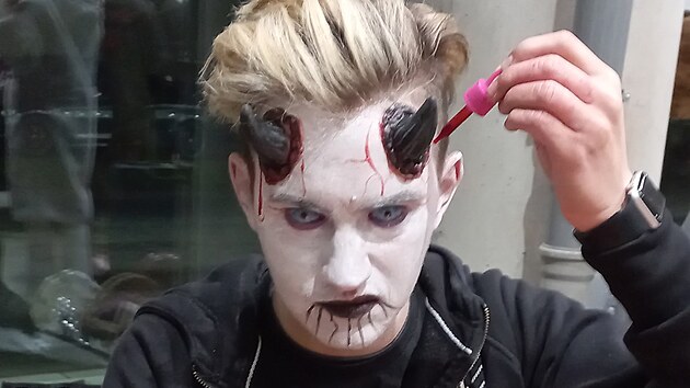 Přípravy na čertovské řádění. Na budějovickém výstavišti se konal největší sraz krampusáků v Česku. (13. prosince 2025)