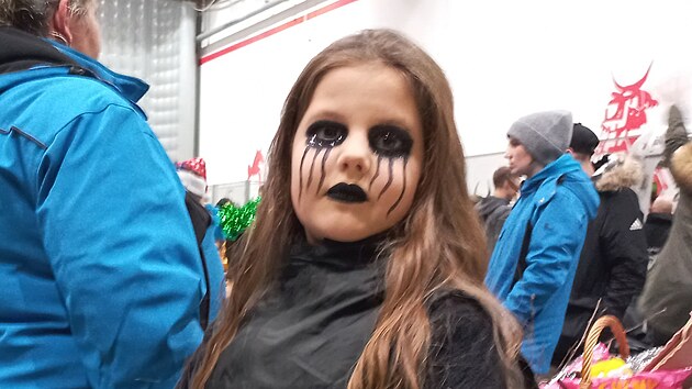 Přípravy na čertovské řádění. Srazu se jako vystupující zúčastnila s rodinou i sedmiletá Bianka Horčicová. (13. prosince 2025)