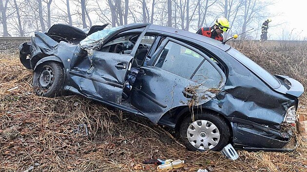 Srážka vlaku s osobním autem na železničním přejezdu v obci Leskovice na Pelhřimovsku (14. prosince 2025)
