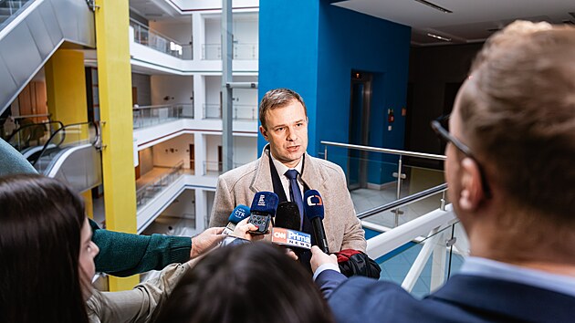 St&aacute;tn&iacute; z&aacute;stupce Ondřej &Scaron;r&aacute;mek novin&aacute;řům sdělil, že soudce ponechal Tom&aacute;&scaron;e Jiřikovsk&eacute;ho ve vazbě. Nepřesvědčila jej ani řada z&aacute;ruk. &bdquo;St&aacute;le trvaj&iacute; důvody předstižn&eacute; i &uacute;těkov&eacute; vazby,&ldquo; shrnul &Scaron;r&aacute;mek. (11. prosince 2025) 