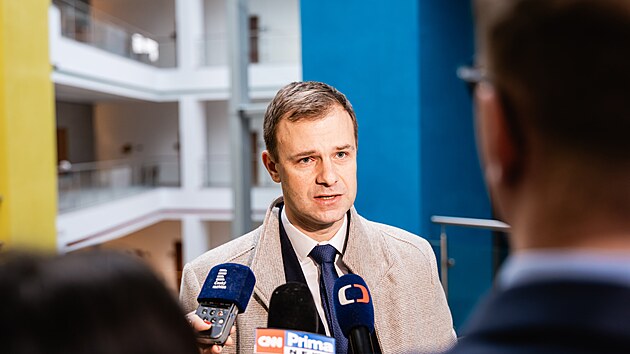 St&aacute;tn&iacute; z&aacute;stupce Ondřej &Scaron;r&aacute;mek novin&aacute;řům sdělil, že soudce ponechal Tom&aacute;&scaron;e Jiřikovsk&eacute;ho ve vazbě. Nepřesvědčila jej ani řada z&aacute;ruk. &bdquo;St&aacute;le trvaj&iacute; důvody předstižn&eacute; i &uacute;těkov&eacute; vazby,&ldquo; shrnul &Scaron;r&aacute;mek. (11. prosince 2025) 