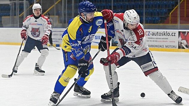 Hokejisté BK Havlíčkův Brod (v bílém) při zápase s Milevskem.