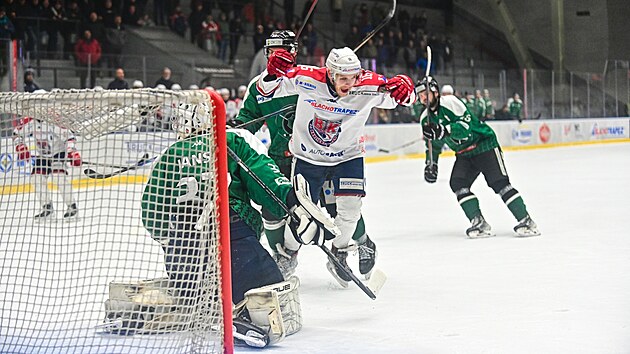 Hokejisté BK Havlíčkův Brod (v bílém) při zápase s Příbramí.