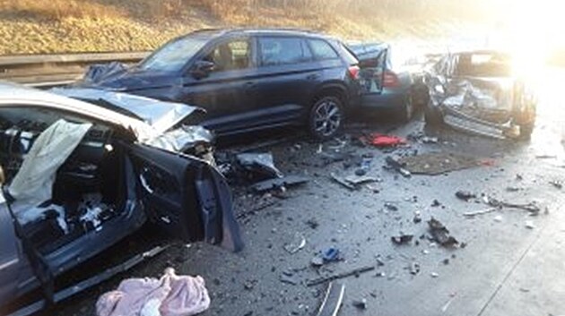 Při hromadné nehodě u Větrného Jeníkova se srazilo nejméně osm aut. Dálnice na 100. kilometru ve směru na Brno musela být uzavřena. (18. prosince 2025)