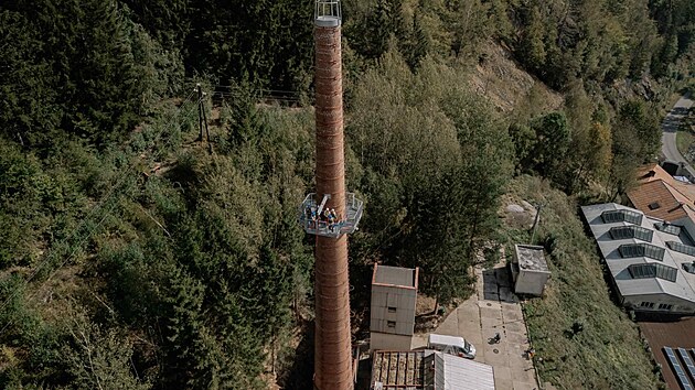 Kulatá požární jímka poblíž bývalé kotelny nedaleko komína získá nové využití. Prokoukne i její okolí.