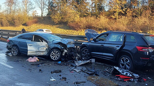 Při hromadné nehodě na 100. kilometru D1 se srazilo celkem jedenáct aut. Srážka si vyžádala šest zraněných. (18. prosince 2025)