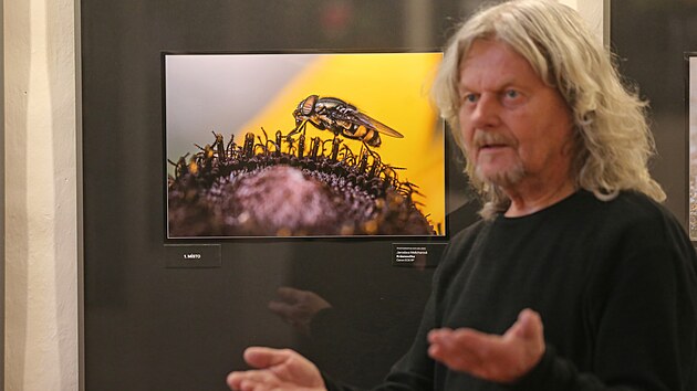 Hlavní koordinátor soutěže Pavel Bezděčka a vítězný snímek letošního ročníku Photographia Natura.