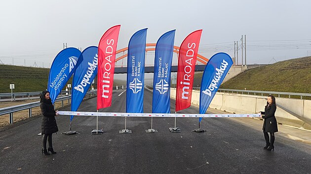 O půl jedenácté se přestřižením pásky otevřel 11,7 kilometru dlouhý úsek mezi Janovem a Opatovcem. (18. prosince 2025)