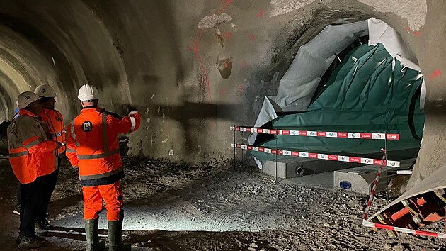 Stavbaři si mohou odškrtnout další důležitý milník na dálnici D35. Tunel Homole je proražený. (15. prosince 2025)