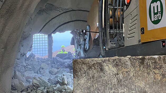 Stavbaři si mohou odškrtnout další důležitý milník na dálnici D35. Tunel Homole je proražený. (15. prosince 2025)