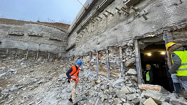 Stavbaři si mohou odškrtnout další důležitý milník na dálnici D35. Tunel Homole je proražený. (15. prosince 2025)