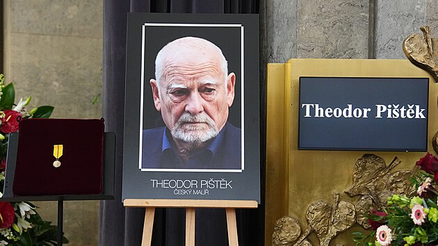 Poslední rozloučení s malířem Theodorem Pištěkem ve velké obřadní síni krematoria v Praze Strašnicích (12. prosince 2025)