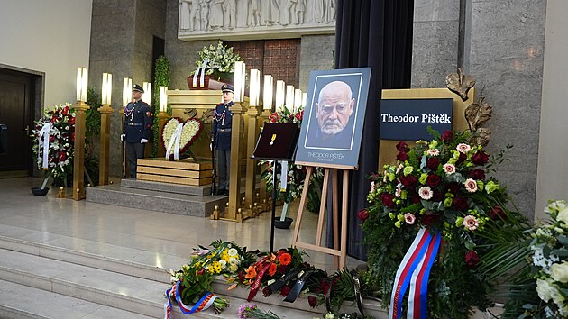 Poslední rozloučení s malířem Theodorem Pištěkem ve velké obřadní síni krematoria v Praze Strašnicích (12. prosince 2025)