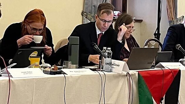 Pavel Čižinský s vyvěšenou palestinskou vlajkou na zasedání zastupitelstva Prahy 1.