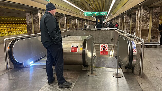 Mezi Florencí a Smíchovským nádražím nejede metro B. Lidé jsou zmatení. (17. prosince 2025)