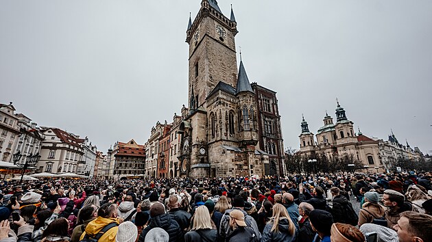 O adventu přijede do Prahy až 750 tisíc lidí. Ulice jsou přeplněny, platí bezpečnostní opatření. (14. prosince 2025)
