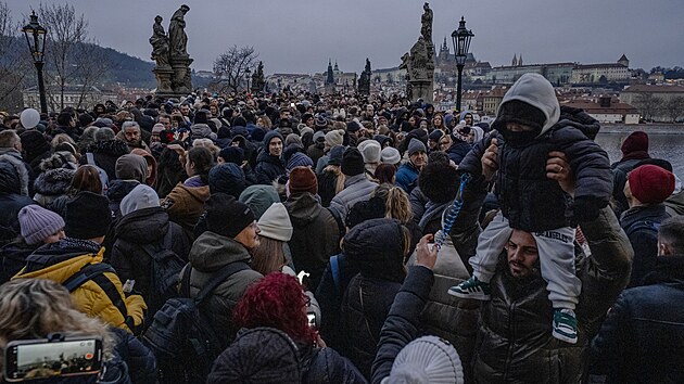 O adventu přijede do Prahy až 750 tisíc lidí. Ulice jsou přeplněny, platí bezpečnostní opatření. (14. prosince 2025)