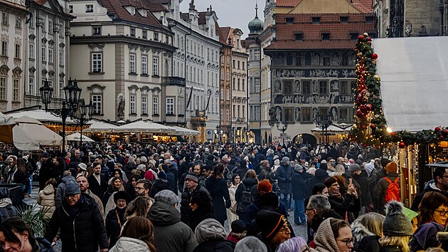 O adventu přijede do Prahy až 750 tisíc lidí. Ulice jsou přeplněny, platí bezpečnostní opatření. (14. prosince 2025)