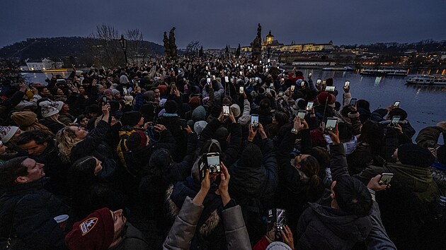 O adventu přijede do Prahy až 750 tisíc lidí. Ulice jsou přeplněny, platí bezpečnostní opatření. (14. prosince 2025)
