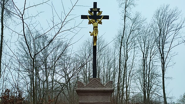 Do parku u zámku Kynžvart se po letech vrátil kříž z poloviny 19. století.