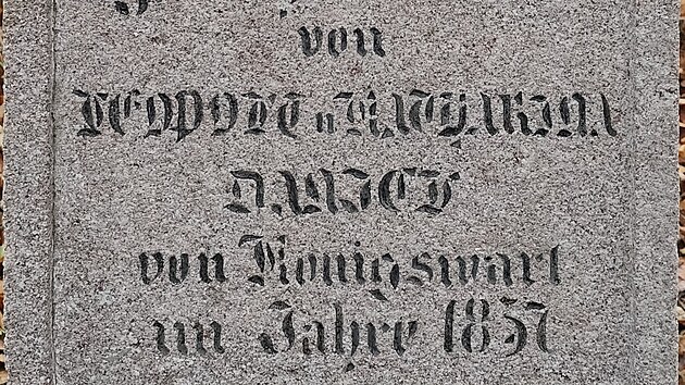 Detail nápisu, který prozrazuje, že byl kříž osazen v roce 1857