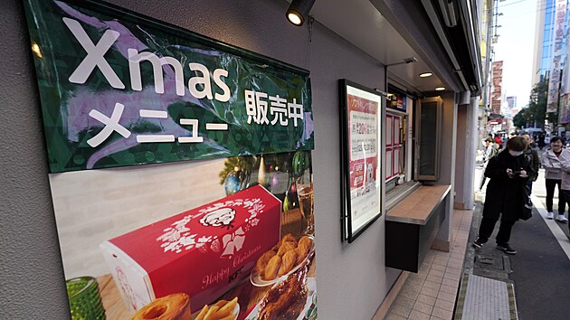 Plakát na restauraci Kentucky Fried Chicken (KFC) propagující vánoční menu v Tokiu. (23. prosince 2023)