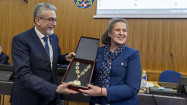 Novou primátorkou Olomouce bude od 1. ledna dosavadní náměstkyně primátora Miroslava Ferancová z hnutí ANO. Na snímku přebírá primátorský řetěz od končícího Miroslava Žbánka.