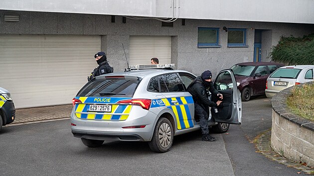 Ozbrojená eskorta přivezla muže obviněného z únosu chlapce v Halenkovicích. (prosinec 2025)