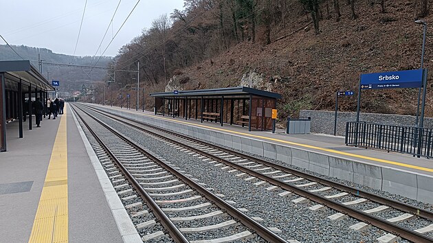 Železničáři dokončili hlavní práce na modernizaci desetikilometrového úseku mimořádně vytížené trati mezi Berounem a Karlštejnem.