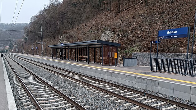 Železničáři dokončili hlavní práce na modernizaci desetikilometrového úseku mimořádně vytížené trati mezi Berounem a Karlštejnem.