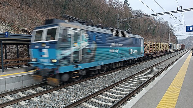 Železničáři dokončili hlavní práce na modernizaci desetikilometrového úseku mimořádně vytížené trati mezi Berounem a Karlštejnem.