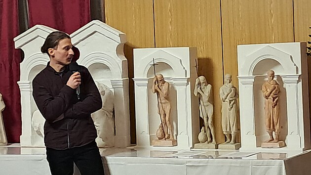 Sochař David Tureček představil své pojetí soch sv. Vintíře a sv. Prokopa. (22. listopadu 2025)