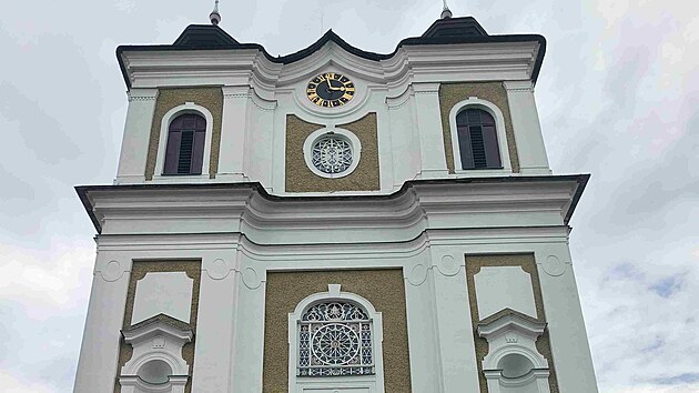 Prázdné niky ve fasádě kostela v Bezděkově nad Metují by mohly být osazeny sochami z umělecké soutěže.