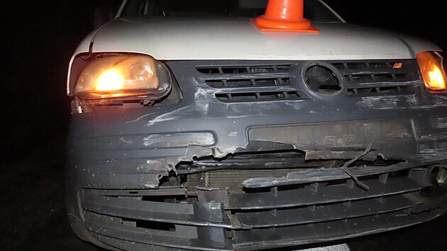 U Drštěkryjí se srazila dvě osobní auta a skončila mimo vozovku, pravděpodobný viník ujel. (17. prosince 2025)