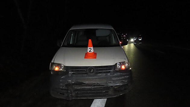 U Drštěkryjí se srazila dvě osobní auta a skončila mimo vozovku, pravděpodobný viník ujel. (17. prosince 2025)