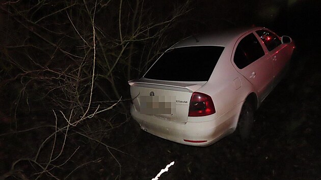 U Drštěkryjí se srazila dvě osobní auta a skončila mimo vozovku, pravděpodobný viník ujel. (17. prosince 2025)