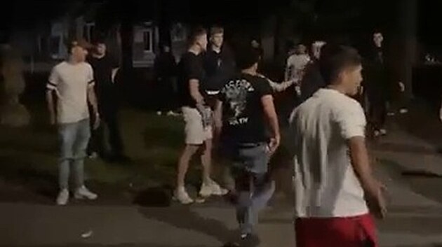 Rvačka před kulturním domem v Horní Bříze na Plzeňsku. Policie hledá její aktéry.